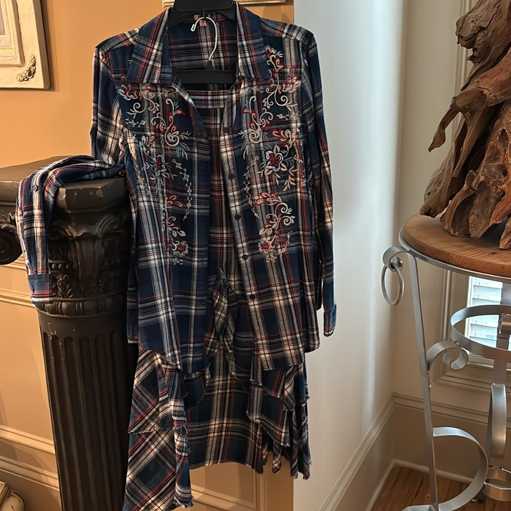 Reba size 4 skirt runs big with medium top runs small cute